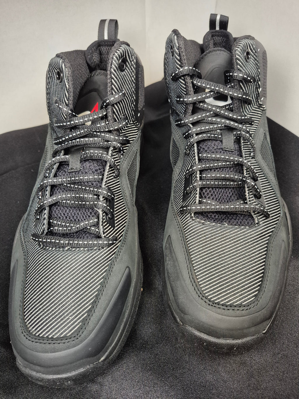 Q4MB-008 Men's Basketball Shoe Size 5.5