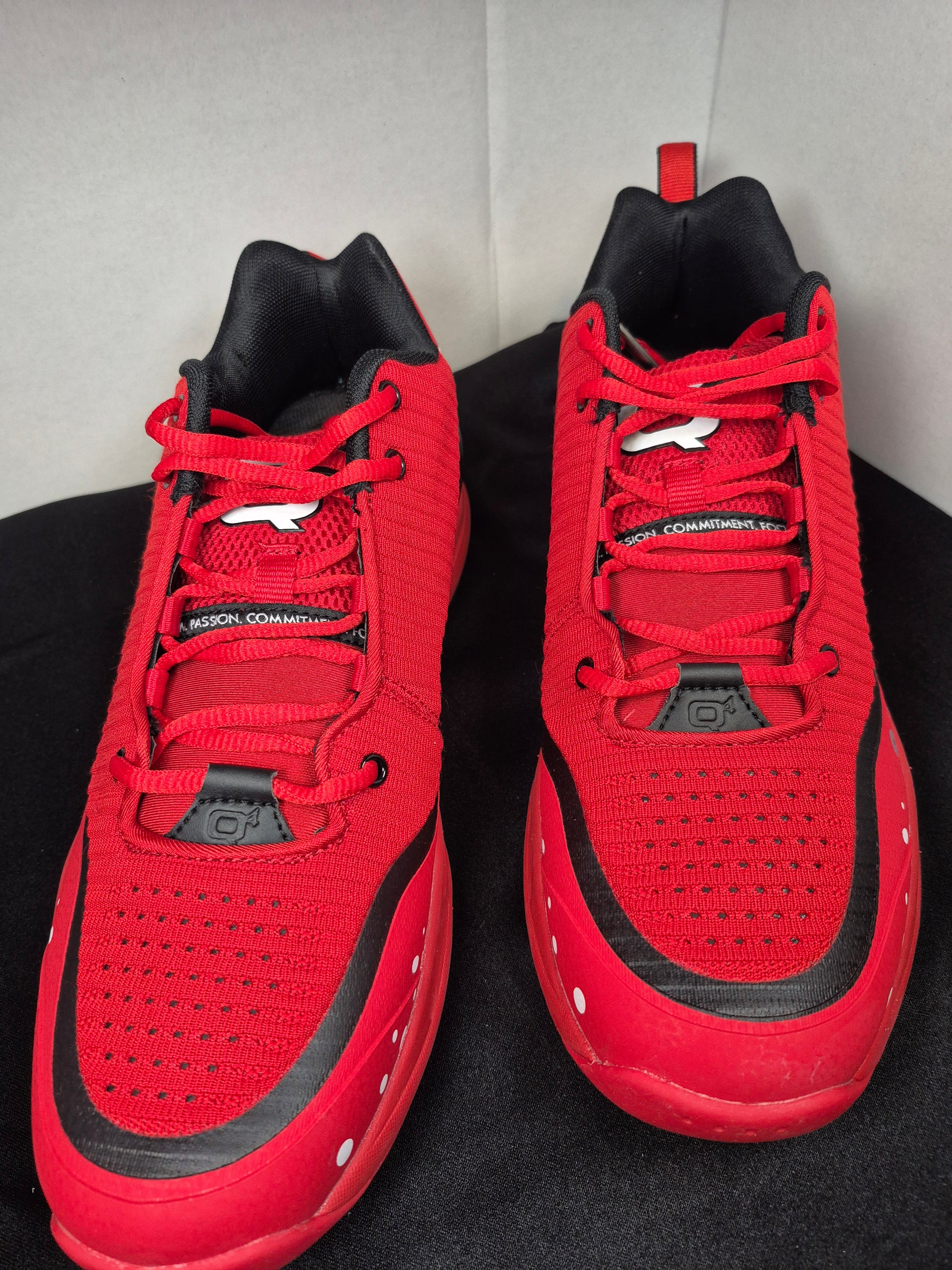 Q4MB-010 Men's Basketball Shoe Size 11