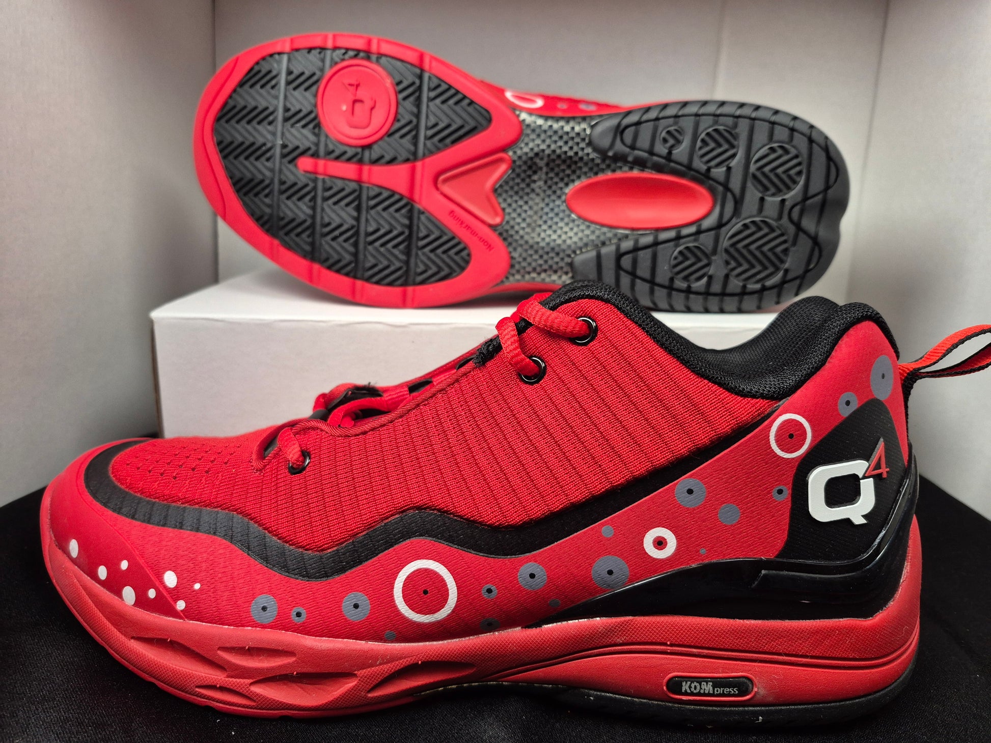 Q4MB-010 Men's Basketball Shoe Size 11