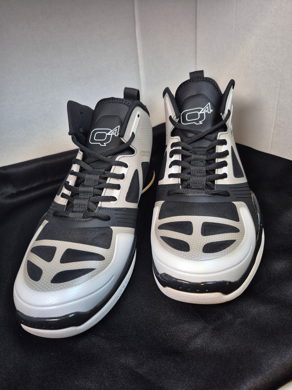 Q4MB-006 Men's Basketball Shoe Size 11