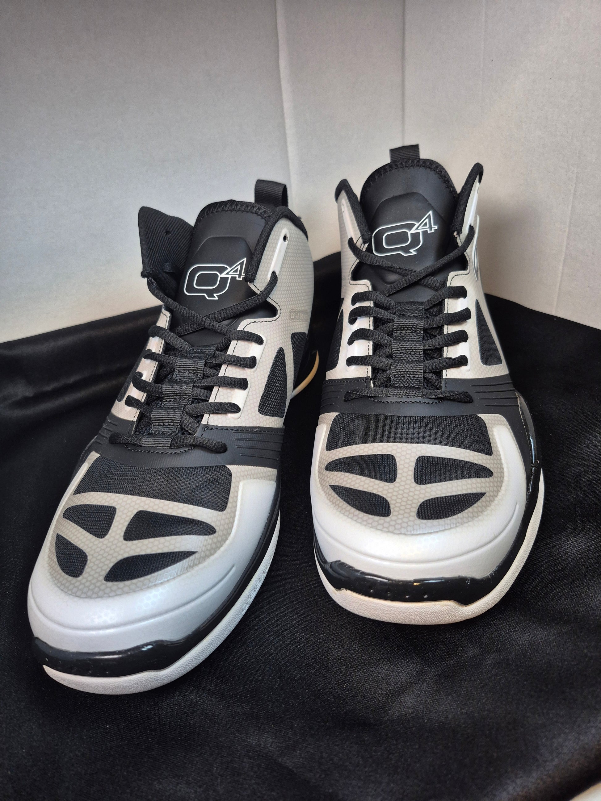Q4MB-006 Men's Basketball Shoe Size 11.5