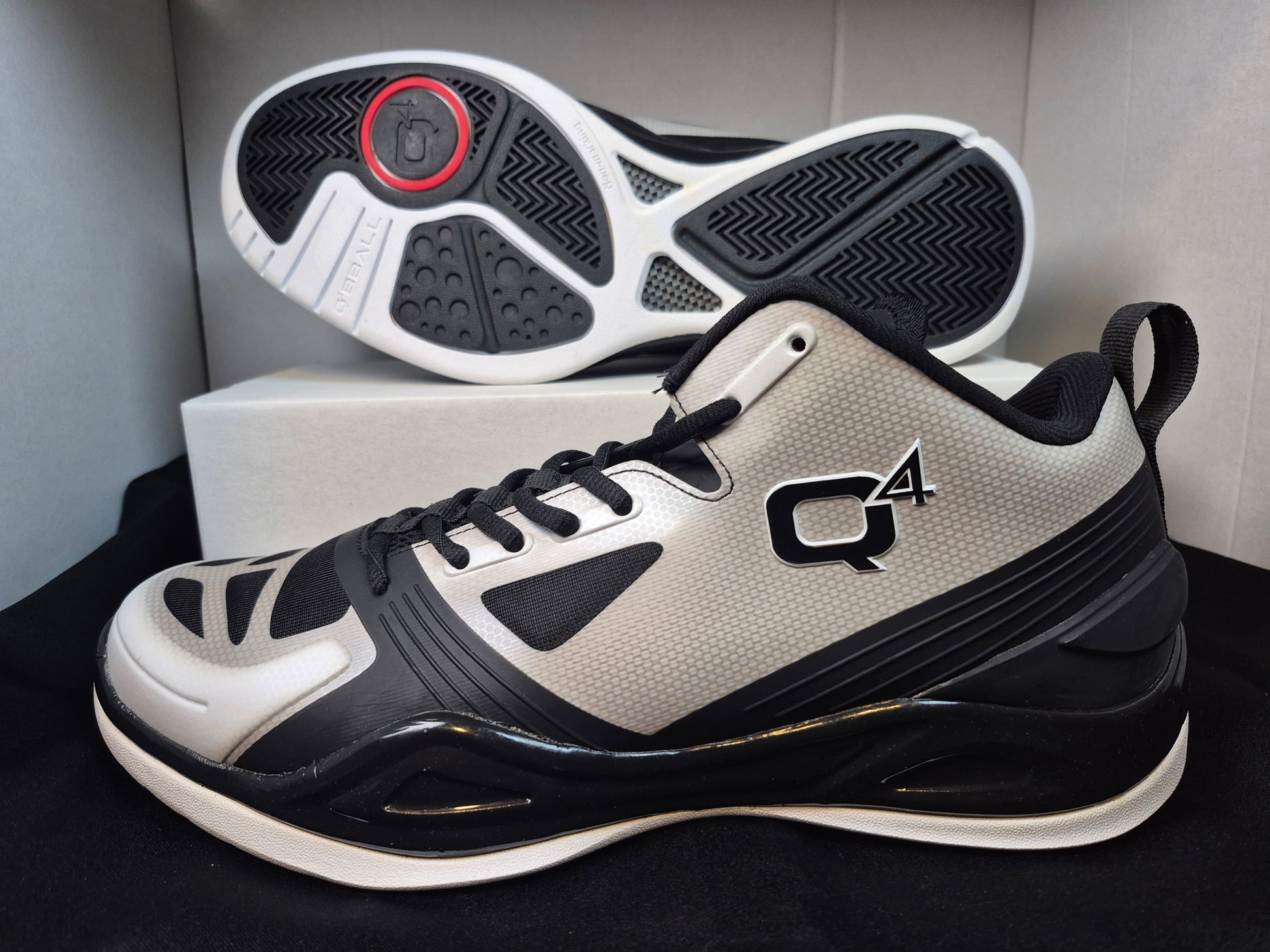 Q4MB-006 Men's Basketball Shoe Size 11.5