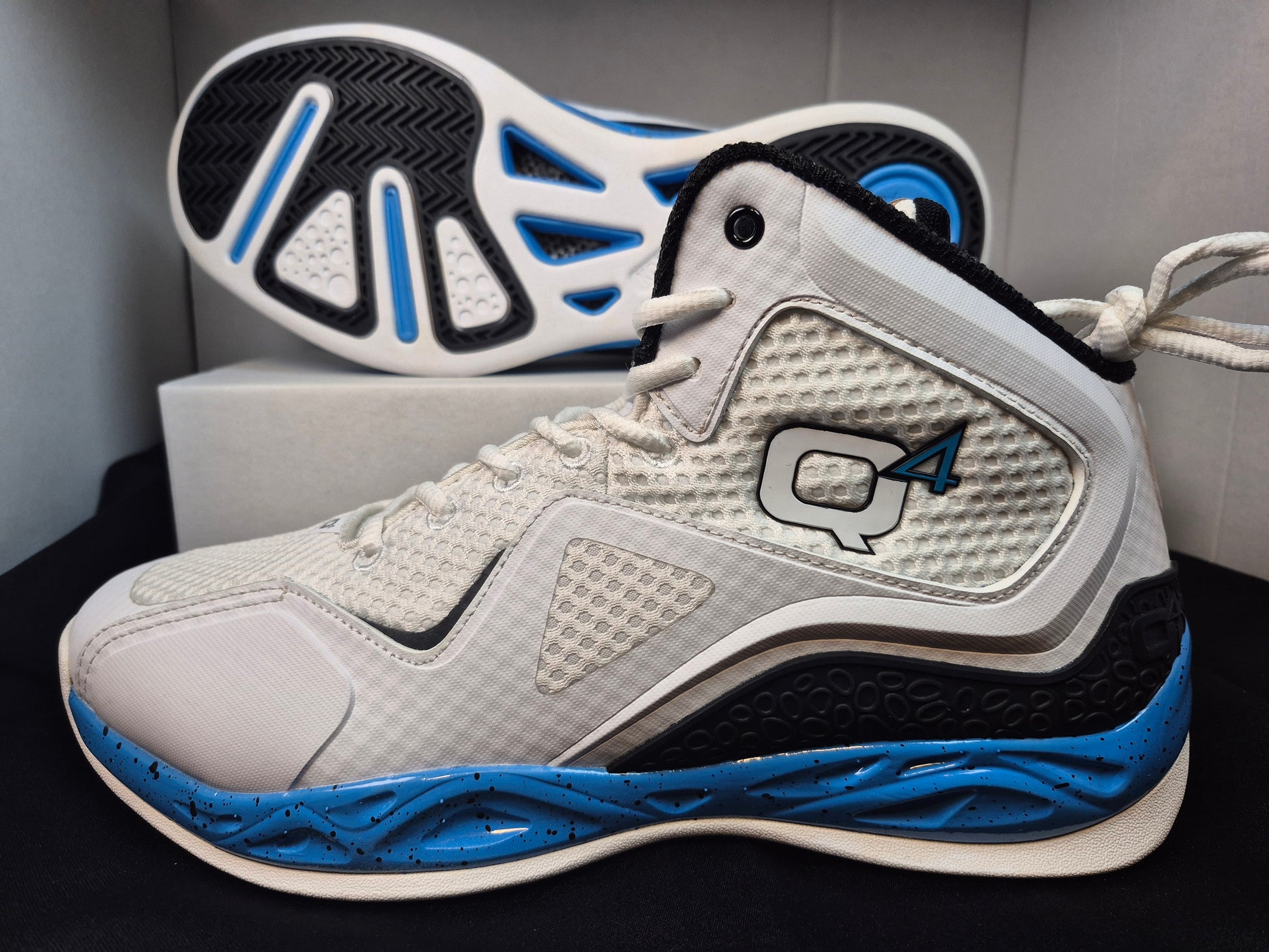 Q4MB-002 Men's Basketball Shoe Size 12