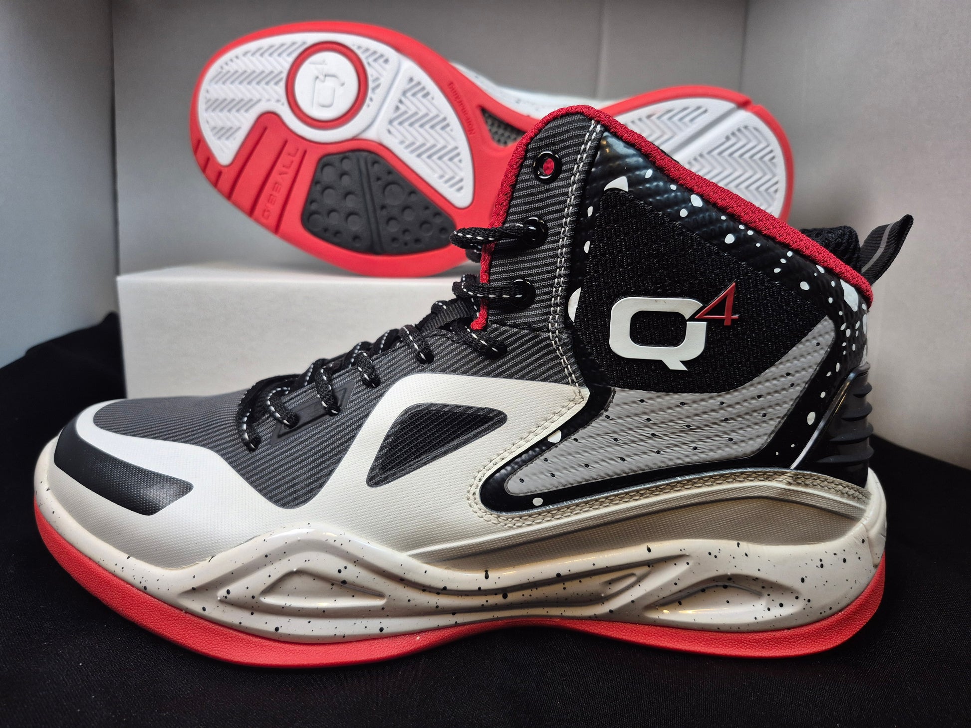 Q4MB-004 Men's Basketball Shoe Size 12.5