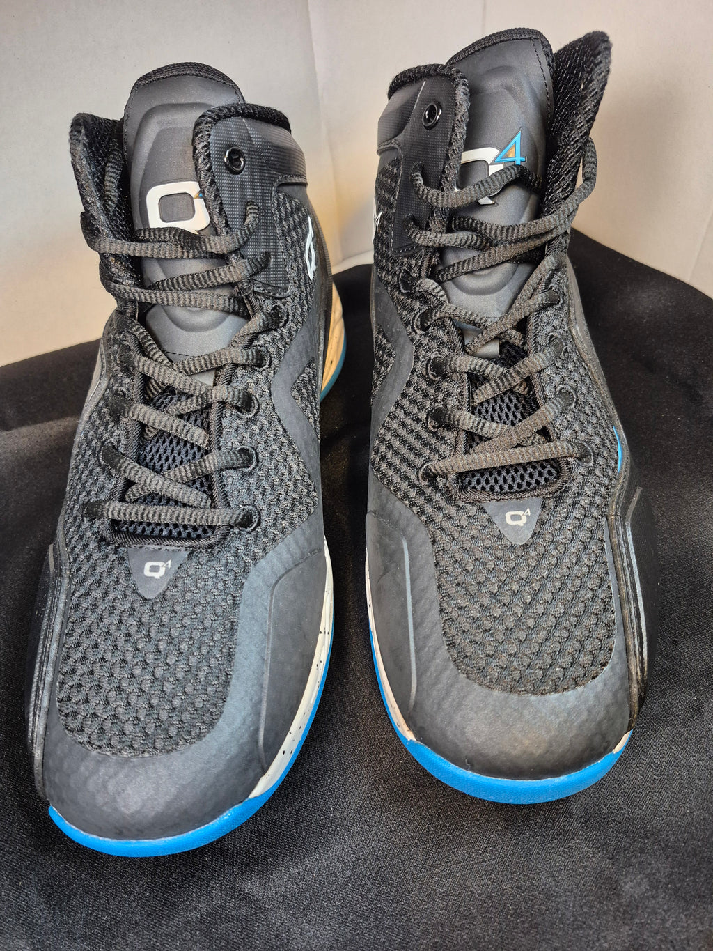 Q4MB-001 Men's Basketball Shoe Size 10.5