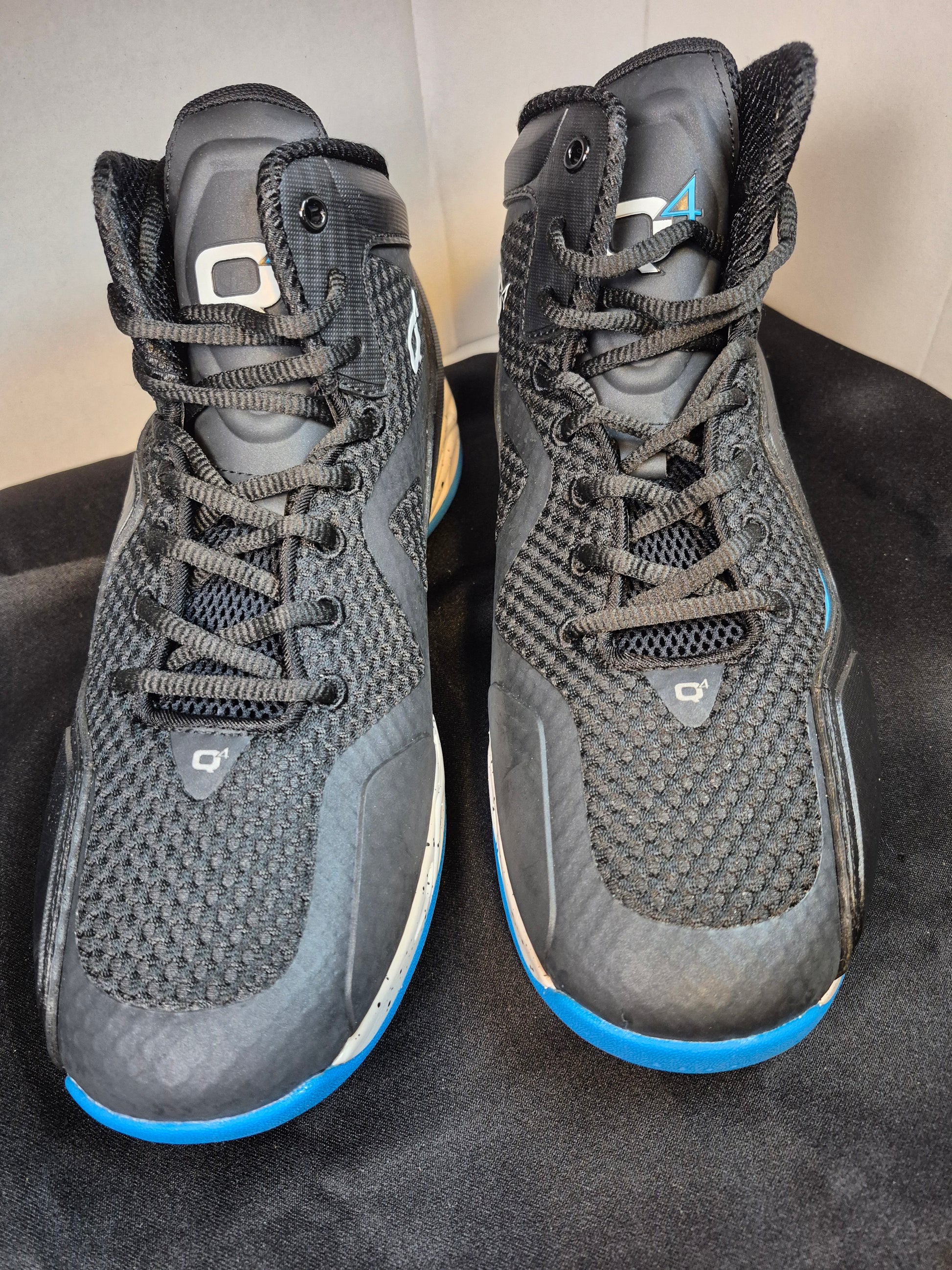 Q4MB-001 Men's Basketball Shoe Size 10.5