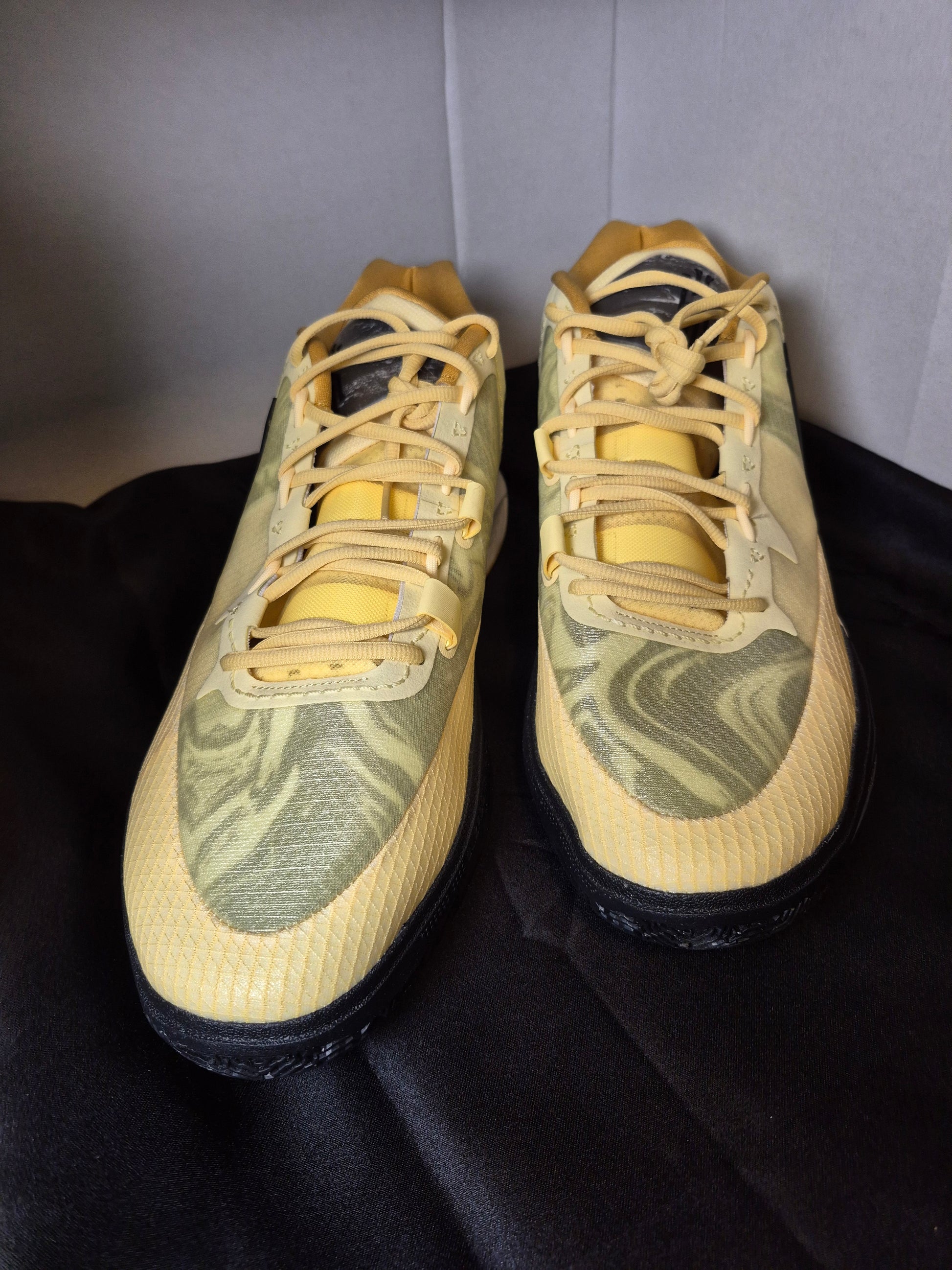 Nike Kyrie 8 Men's Basketball Shoe size 18