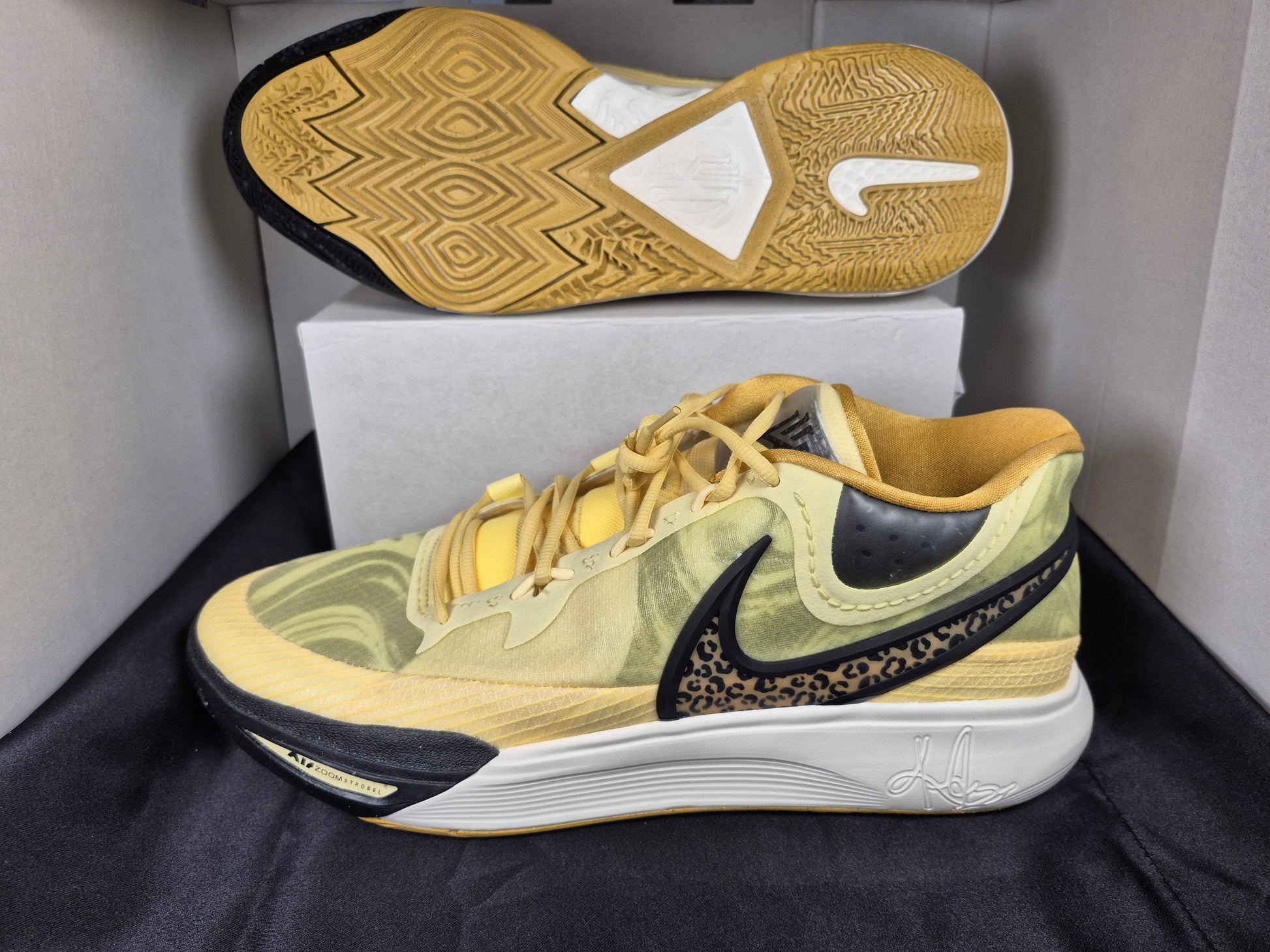 Nike Kyrie 8 Men's Basketball Shoe size 18