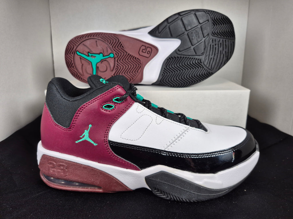 Jordan Max Aura 3 (Big Kid) size 7Y